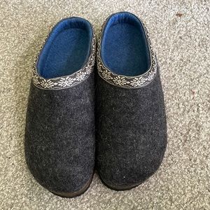 Brand: L.L. Bean; size: 8 medium